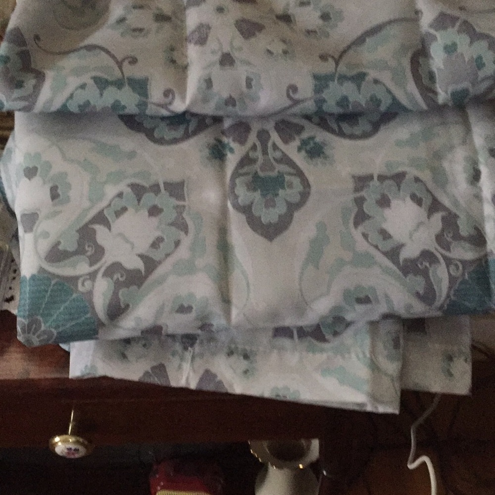 Brand new long shower curtain beautiful colors🌷🌷